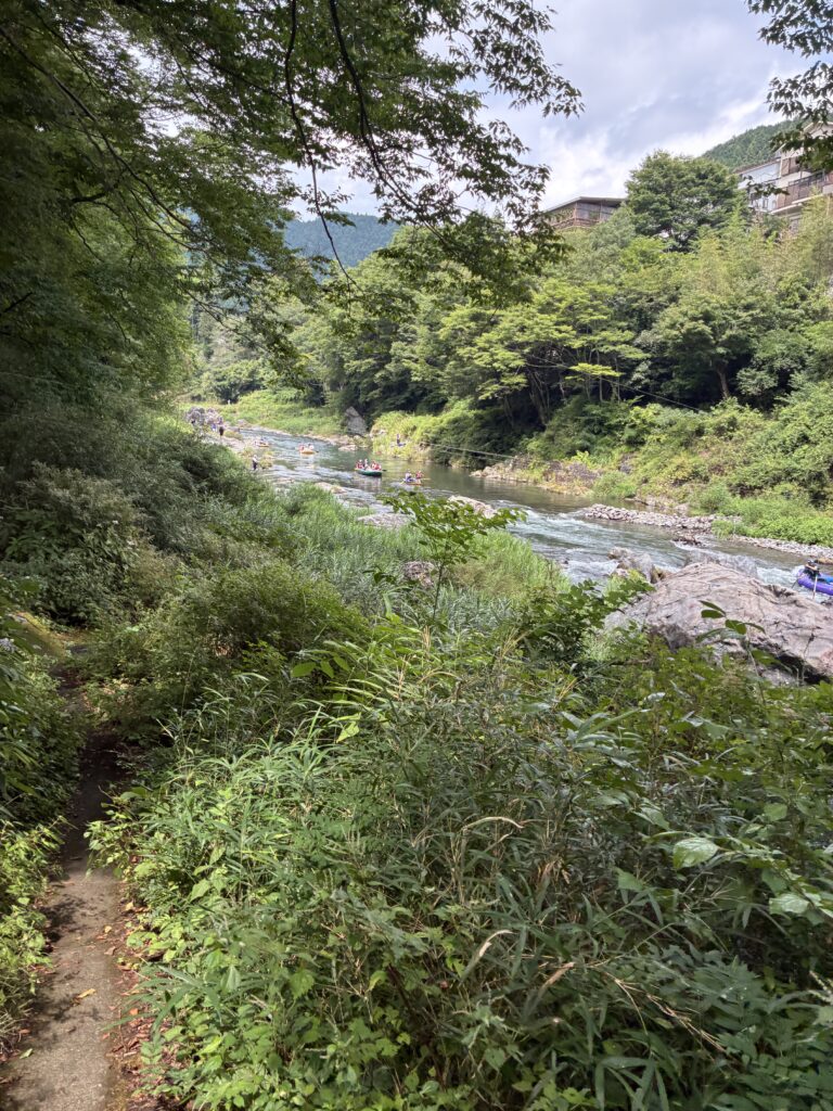 奥多摩の川沿いを走るトレイルコース