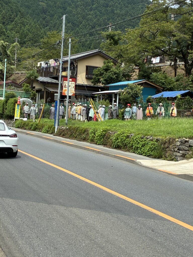 古里付近の道路沿いに並ぶ多数のかかし
