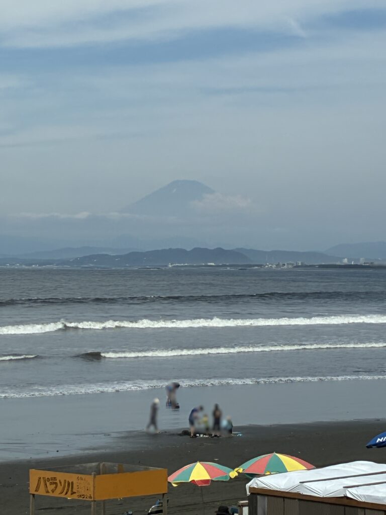 雲に少し隠れてる富士山