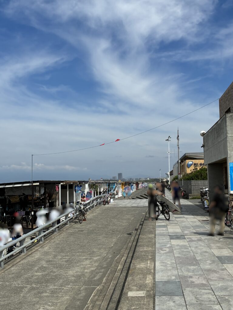 海の家が立ち並ぶ湘南の海沿い