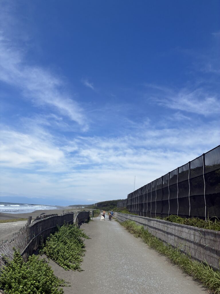 海沿いの永遠に続く一本道